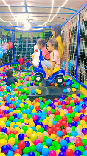 Baju pink naik odong odong kelinci mini lepas tangan dua dan baju kuning asik makan telor gulung