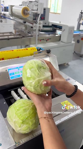Vegetable preservative film packaging machine#automaticpackagingmachine #vegetablepackagingmachine #plasticwrappackagingmachine #fruitpackaging #wrappingmachine