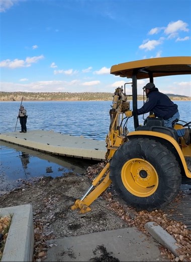 It’s that time of year again — the boat ramps are closed for the season 🚤 But that doesn’t mean it’s all over! Martin Lake is still open to hand-launched vessels 🛶 Horseshoe Lake is closed to all boating for waterfowl hunting 🦆 Ramps will open again on March 1st. We’ll see you in 2026! 🎉 | Lathrop State Park - Colorado Parks and Wildlife