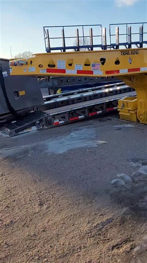 Kevin Lanners on Instagram: "This yellow hydraulic detachable is "heaven sent"! 🔥😎 @trailkingind Trail King Industries Inc. #trailkingtrailers #trailkinglowboy #lookforthetriangles #movingamerica #heavyhaul #madeinsouthdakota #BuildingSuccess #lowboy"