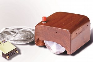 La fascinante historia del primer ratón: hecho de madera, con ruedas metálicas e inventado hace medio siglo