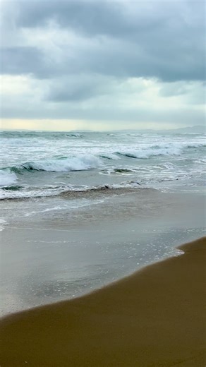 Soft waves under heavy skies 🌊 Let the ocean hold your thoughts for a moment. #oceansounds #moodyvibes #calmenergy #naturevideo