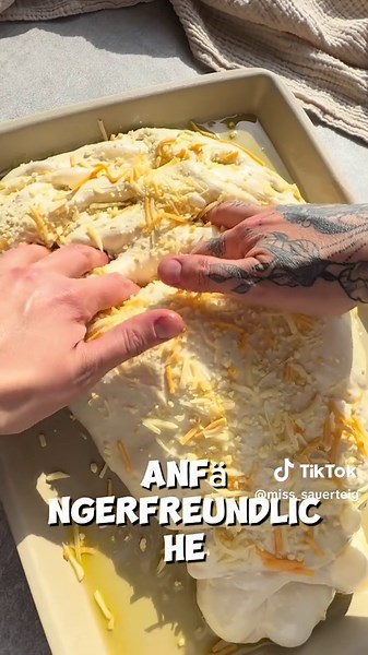 🧀 Anfänger-Sauerteig-Focaccia mit Käse Diese Focaccia ist perfekt für den Einstieg in die Sauerteigwelt. Der Teig ist weich, verzeiht Fehler und wird wunderbar fluffig. Zutaten 500 g Weizenmehl Typ 00 375 g kaltes Wasser 100 g aktiver Weizensauerteig 10 g Salz ca. 5 ml Wasser Käse nach Geschmack optional: schwarzer Sesam, grobes Salz, Olivenöl Schritt-für-Schritt Anleitung 1️⃣ Teig mischen Mehl und Wasser in eine Schüssel geben und gut verkneten • 5 Minuten in der Küchenmaschine oder • 5–10 Min