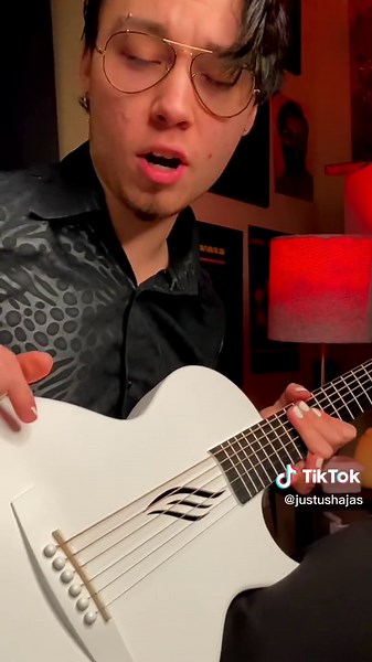 Trying Out the World’s Smartest Guitar!