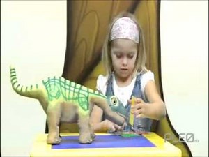 Dino-Roboter PLEO rb spielt mit Kindern