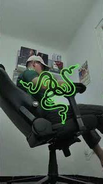He wants to take my chair right in front of me 💚😂 Razer Iskur V2 NewGen @razer
