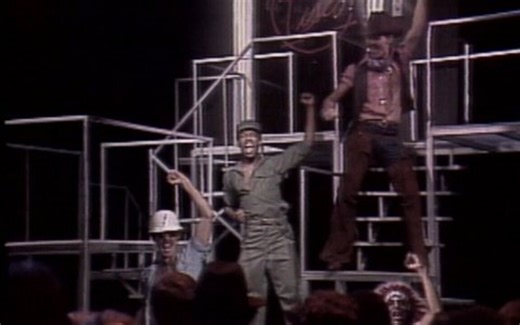 Village People canta 'Macho Man'