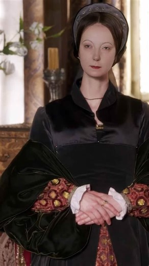 Catherine Parr 👑, the 6th and final wife of Henry VIII, was far more than a survivor. 📖✨ A learned woman, she published her own writings 🖋️ and acted as regent while Henry was at war ⚔️. She helped reconcile the king with his daughters Mary and Elizabeth 🤝👭, shaping the future of the Tudor dynasty. Catherine’s strength, intelligence, and compassion made her a queen unlike any other 🌹📜 | History Roadshow