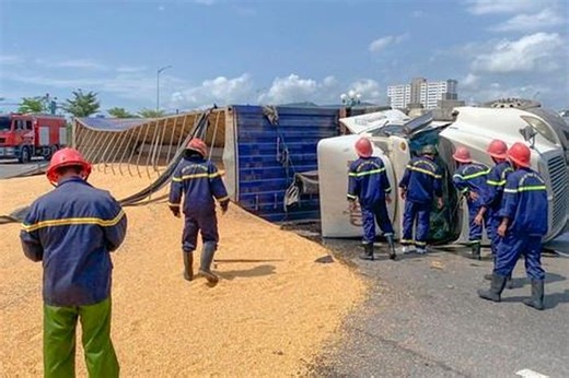 Lật xe container ở Quy Nhơn, hàng tấn bắp đổ tràn ra đường