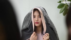 [포토짤] 수지, 머리 흩날리는 청순가련 만끽 미쓰에이 수지의 사진창고를 뒤졌네요. 성냥팔이 소녀 빙의한 모습에서 머리 흩날리는 청순가련까지. 이른 출근 하는 분들 수지 움짤 보고 힘내세요. 디스패치 사진기자 한명도 벌써 사무실 들렀다 취재 나가네요. 편집에 디스패치 영상팀 유관수 였어요. We looked through our photo collection of miss A's Suzy and found everything from her channeling the little matchbox girl to looking sweet and fragile with her hair fluttering in the wind. This should help you get through the morning. | dispatch news