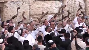 WATCH: Worldwide Shema Prayer Led at the Kotel | JLI - The Rohr Jewish Learning Institute