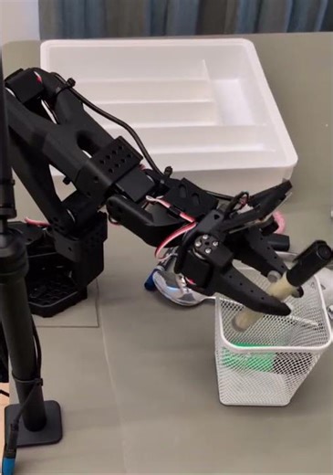 AI Robot Sorts the Chaos: SO-101 Organizes Tools & Cutlery autonomously