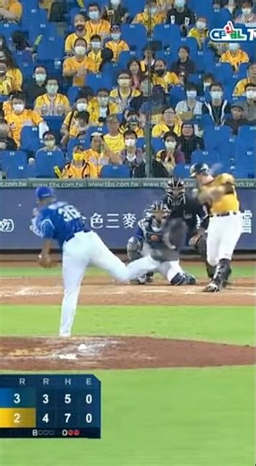 CPBl 棒球場驚現魔術場景？！鮮奶廣告爆裂！牛奶狂瀉滿地都是！！Stadium Turns Into MILK OCEAN! Billboard Malfunction Goes VIRAL!
