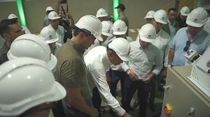 488 reactions · 48 shares | La Industria de Beneficiamiento de Semillas (IBS) de Agrofértil, la mayor y más moderna industria semillera del país, se inauguró con la presencia del presidente de la República, Santiago Peña y los directores de Agrofértil: José Marcos Sarabia, Paulo Sergio Sarabia y Antonio Ivar Sarabia. ✨ Este hito impulsará el posicionamiento de Paraguay como un referente en calidad de semillas. ¡Seguinos y conocé más!  | Agrofertil SA | Facebook