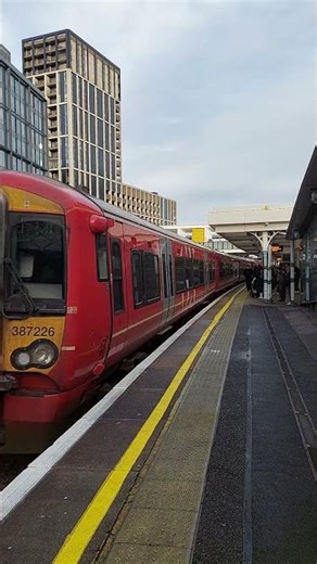 Southern Class 387 passing East Croydon with wave! GX and GWR coaches.