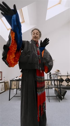 Roma Krikheli on Instagram: "Из бомбера — в бомбериту . . Каждый холодный сезон у модничающей прослойки населения одна и та же дилемма: одеться по погоде или по себе. И пусть в моем гардеробе достаточно морозоустойчивых опций, сегодняшний компромиссный лук вышел скорее осенний — с бомбезным бомбером. . . . На мне: бомбер и брюки LR3 @louisrubi, бомбер Noir Kei Ninomiya @noirkeininomiya, сапоги Random Identities @randomidentities, очки Balenciaga @balenciaga, шарф Acne Studios @acnestudios"