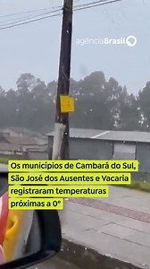 NEVE | A paisagem de algumas localidades no Rio Grande do Sul amanheceu com neve neste sábado (9). A expectativa de massa polar sobre a região já havia levantado a possibilidade de geada e de precipitação invernal, em que a chuva congela até chegar ao solo em formato de flocos ou partículas semicongeladas. Considerada uma das cidades com mais baixos registros de temperatura, a 185 km de Porto Alegre, Cambará do Sul, localizada a mais de 1 mil metros de altitude em uma região de cânions e serras,