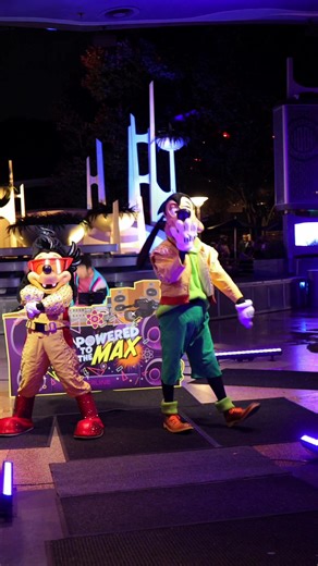 Goofy y Max: Actuación en la Noche de los 90