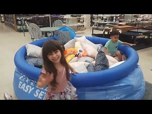 Ideias de brincadeira. Brincando na Piscina de almofada. Diversão garantida.