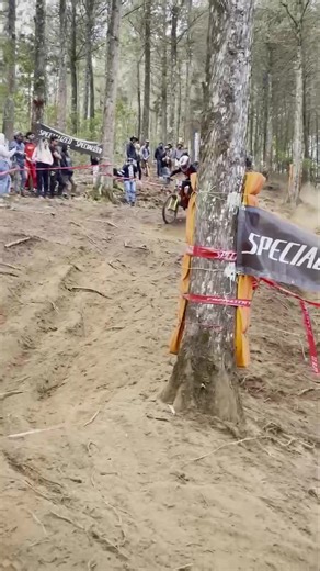 💯! Gracias por los clips en la sección más técnica del circuito en el CR Open DH 🇨🇷. Fue un buen primer fin de semana de carrera logrando el 4to mejor tiempo de la general 💪🏻. Ahora, a engreír a la nave Specialized Bicycles porque en unos días le volverá a tocar ir al límite 🔥. Este jueves empieza la programación del Campeonato Panamericano de Downhill 2022. Ahora, a descansar porque el fin de semana se viene con fuerza 😃. #iamspecialized | Sebastián Alfaro