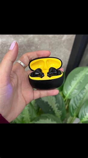 سماعات realme Buds T110 اللاسلكية – صوت ديناميكي وبطارية طويلة • الموديل: RMA2306 سماعات لاسلكية من realme بتصميم عملي، موجهة للاستخدام اليومي مع صوت واضح واتصال ثابت. المميزات: • مشغّل صوت ديناميكي بحجم 10 ملم لتجربة صوتية قوية. • اتصال لاسلكي بتقنية Bluetooth 5.4. • وضع Low Latency بزمن استجابة 88ms. • مقاومة للماء بمعيار IPX5. • دعم AI ENC لتقليل ضوضاء المكالمات. • المشغّل الصوتي: 10mm Dynamic Bass Driver • الاتصال: Bluetooth 5.4 • زمن الاستجابة: 88ms Super Low Latency • تحسين المكالمات: AI E