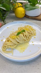 SPAGHETTI CREMOSI AL LIMONE Se la vita ti da limoni, fatti questi spaghetti che ci ha preparato Laura 🍋 semplici, veloci e super cremosi diventeranno il tuo must per la bella stagione 😋 🕐Tempo di preparazione: 15 minuti 🕐Tempo di cottura: 15 minuti 😊Difficoltà: Facile 🍽Dosi: Per 2 persone 🤑Costo: Basso Ingredienti: Spaghetti, 200 g; Limone (succo e scorza), 1; Burro chiarificato, 60 g; Olio, q.b. ; Sale, q.b. Consigli: Puoi sostituire il burro chiarificato con il burro intero. Puoi sostit