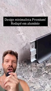 Rodapé em alumínio é a nova tendência para um design minimalista sofisticado. E ainda dá pra usar uma fita Led adicionando um outro tipo de iluminação à sua casa. Você usaria? Se gostou não esquece de curtir e compartilhar #Dica #Casa #Arquitetura #designdeinteriores #lardocelar | Rafa Dicas