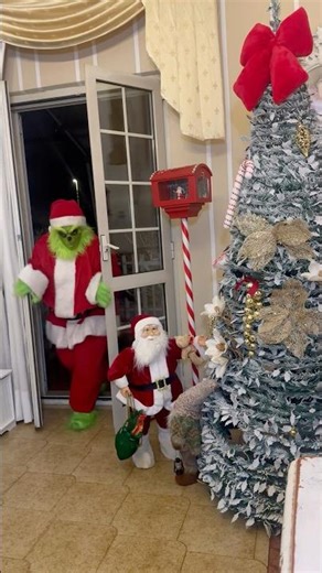 THE GRINCH STEALS OUR TREE! 🤦‍♂️😜 #shortvideo #imperfectrelatives #grinch