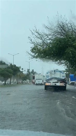 Monday afternoon floods in Playa Del Carmen 26th January 2026. Roads are flooded after heavy rains, and traffic is slow. | Riviera Maya News & Events