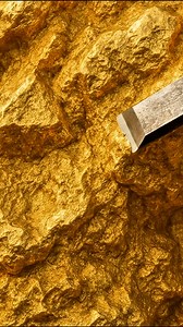 ASMR gold — extracting gold stuck to chalcedony rock using a chisel. | Petualang Emas Nusantara