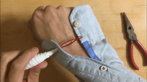 【動画あり】片手でも不自由でもボタンが掛けやすいボタンエイドをほぼ０円で作ってみた。使い方のコツも！