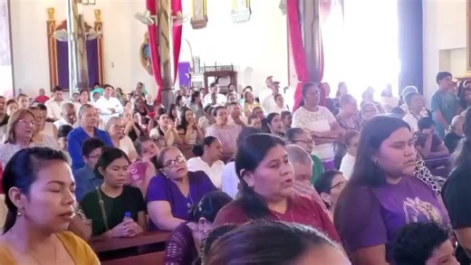 Feligreses de la ciudad de Ocotal se congregaron este Viernes Santo en un ambiente de respeto, reflexión y recogimiento, como parte de las actividades de la Semana Santa. Desde tempranas horas, familias enteras participaron en las distintas expresiones de fe, recordando la pasión y muerte de Jesucristo. Las calles se llenaron de devoción con el recorrido de las tradicionales procesiones, donde los asistentes acompañaron con oraciones, cantos y muestras de profunda espiritualidad. Esta jornada re