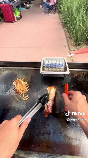 Especial Choriquezo: Delicioso Dogo Relleno de Queso y Chorizo