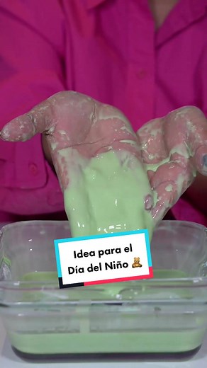 🧸 ¡Masa mágica para el día del niño! 🤩 ¿No sabes qué hacer con tus hijos el 30 de abril? Hoy te presentamos una receta para crear un juguete de la manera más: ✅ Fácil ✅ Rápida ✅ Barata ($75 pesos aproximádamente) Necesitas: 🔵 1 caja de fécula de maíz (Maizena) 160 gr. 🔵 Agua 🔵 Colorante vegetal líquido El secreto está en poner 2 partes de fécula de maíz por 1 parte de agua, por ejemplo, si pones 2 tazas de fécula de maíz, agrega sólo 1 taza de agua. ¡Mezcla bien y disfruta! ¡Feliz Día del N
