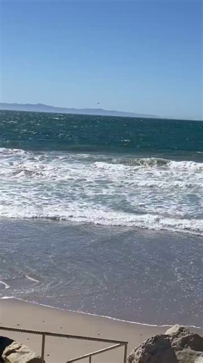 Amazing record of a Cylindrical UFO in Channel Islands UK🧐🤔