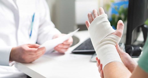 Entorse poignet : symptômes, durée, traitement, attelle, peut-on conduire ?