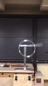 3.7K views · 77 reactions | Isso é chamado de comportamento caótico de um sistema não linear. Um pêndulo duplo demonstrando a teoria do caos, ao traçar seu caminho imprevisível. A dependência das condições iniciais e a sensibilidade à variação é uma das propriedades fundamentais do caos. | Portal AECweb | Facebook