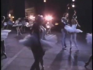 Un resumen de la película "Backstage at the Kirov Ballet" 🩰 Filmada en 1981 muestra la vida de sus bailarines y estudiantes de la escuela Vagánova. Vemos a Konstatin Zaklinsky y a su esposa, Altynai Asylmuratova, ensayando juntos y por separado. Tambiéna a Galina Mezentseva. Excellent film, and very enjoyable ! | Body Ballet Carolina de Pedro