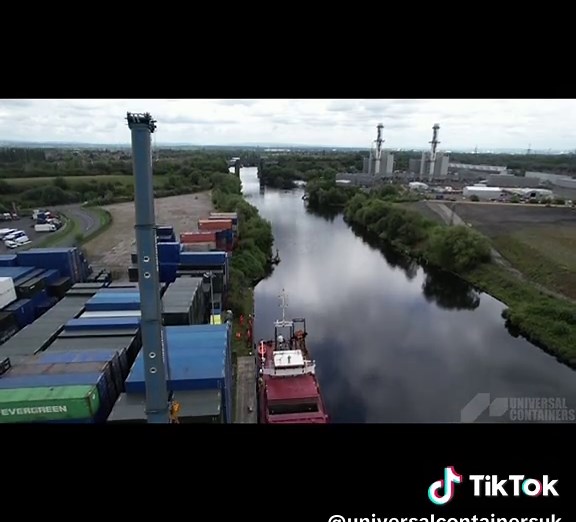 Cargando un Buque: Potencia Portuaria en Acción