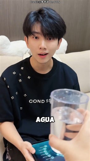 ¡Bebió café en las tazas más extrañas de la historia! 😂 #shortvideo