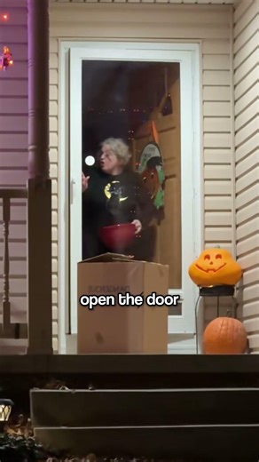 The Scariest Delivery She Ever Received! 📦