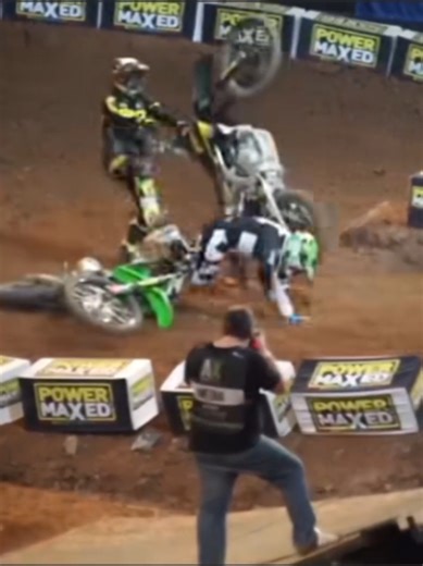 Alam mo ba ang dirt bike racing na normal ang banggaan? Hindi ’to para sa faint of heart. Eto yung tinatawag na Arenacross sa US — sobrang liit at tight ng course. Dikit-dikit ang riders, konti ang passing options, kaya contact at aggressive passing ay normal na. Pero ibang level tong nasa vid nato. Next level aggressive na to, akalain mong di pa din tumigil sa karera pagkasemplang, unahan tumayo buhatin ang bike para magkarera pa! 😂 Para sakin eto talaga Dirty Racing!!☠️ Sobra to para sakin!!�