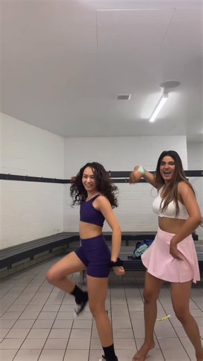 Sim’s Dance Wonderland 🦋 on Instagram: "halkat jawani 😙 #dance #dancereels #quickie #halkatjawani #bollywooddance"