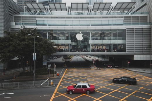 Analyst Explains Why Apple (AAPL) Will Struggle to Maintain Its Customer Base – ‘They’ve Gone On The Defense’