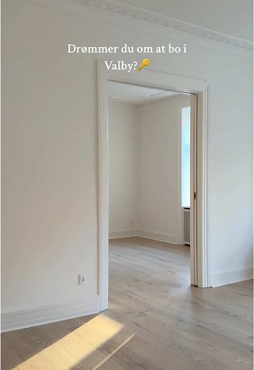 Flot istandsat 4 værelses lejlighed på skønne Valby Langgade 21B, 1 th. i Valby 🔑 Lejligheden har 4 værelser, et åbent køkken-alrum og en skøn altan ud til gården. Overtages med helt nyt badeværelse og køkken 🌳 153 m2 - 24.800 kr. Book en fremvisning på www.cityapartment.dk