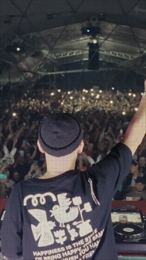 D-EDGE on Instagram: "Internacional, pioneiro e dono de uma assinatura que atravessa décadas — @sharamjey (Germany) desembarca no D-EDGE para comandar a primeira madrugada de 2026 com a energia que moldou pistas ao redor do mundo. House sem fronteiras, groove inconfundível e a linguagem única da Bunny Tiger. Dia 31.12 — começamos o ano com ele. O Réveillon D-EDGE marca o início de um novo ciclo — um ano em que seguimos expandindo nossas raízes e preparando novos frutos para 2026. Uma virada para