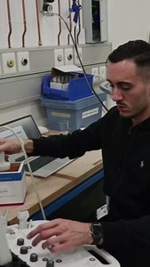 🔬 Biomédical – Épisode 3/4 : En quoi consiste la maintenance biomédicale ? Découvrez les deux types de maintenance : corrective (réparation après panne) et préventive (pour réduire les risques de défaillance). Et avec plus de 800 dispositifs connectés, la surveillance à distance est une réalité à l'Hôpital Riviera-Chablais. 🌐 La maintenance et les enjeux de connectivité expliqués par nos expert·e·s Flora et Rémi. 📅 Rendez-vous la semaine prochaine pour parler des enjeux de qualité et de l’imp