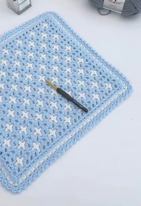 Discover a beautiful double-sided crochet stitch pattern with two completely different looks in one design. One side features a soft, delicate baby’s-breath texture, while the reverse reveals a fresh blue-and-white check pattern. This reversible crochet pattern is perfect for cushions, blankets, throws, bags, and home décor projects. Worked with No. 2 yarn and a 4.5 mm hook, the stitch repeat is structured yet easy to follow, making it suitable for confident beginners and experienced crocheters