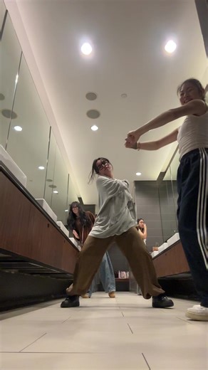 The Impact of Space Constraints on Pedestrian Movement