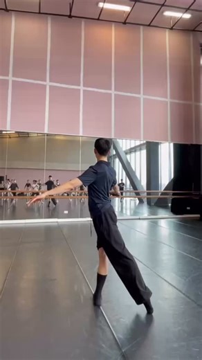 비브레이브발레학원 on Instagram: "Taipei Genie Ballet X Be brave ballet (2026/01/08~01/14) ’K-BALLET INTENSIVE IN TAIPEI‘ 타이페이 극장 리허설룸에서 진행되었던 월드발레클래스 K발레 인텐시브 수업 그 누구보다도 열정적으로 수업에 참여했던 지니발레아카데미 학생들과 리허설룸의 분위기 그리고 아름다운 음악이 함께해서 너무 좋았습니다🫶 2일간 진행했던 센터 아다지오 순서와 함께 용기T 在台北劇場排練室進行的 World Ballet Class · K-Ballet Intensive 課程 比任何人都更熱情投入課堂的 Ginny Ballet Academy 學生們， 加上排練室裡的氛圍與優美的音樂， 一切都讓人感到非常美好🫶 同時也分享了 為期兩天的 Center Adagio 組合， 一起度過了充實又感動的時光。 — yongki T"